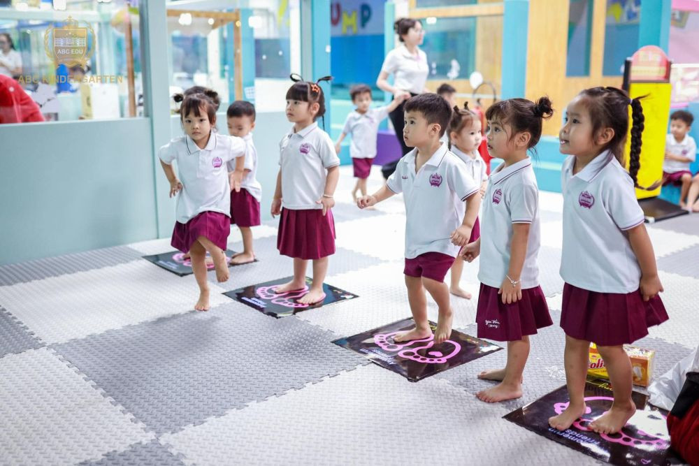 Hình ảnh các bé đang vui chơi trong không gian đa dạng của Kids Camp Plus, một khu vui chơi trẻ em với nhiều hoạt động trải nghiệm DIY.