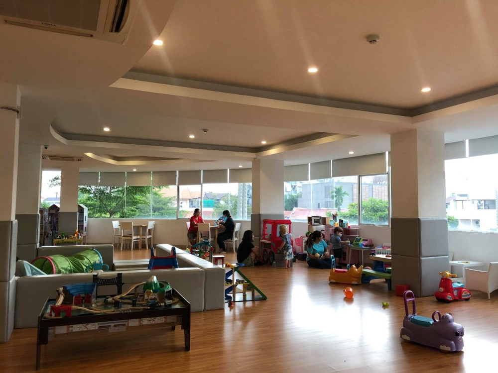 Hình ảnh một góc không gian chơi của trẻ em tại Bama Kids Cafe, được trang trí với nhiều màu sắc tươi sáng và đồ chơi an toàn.