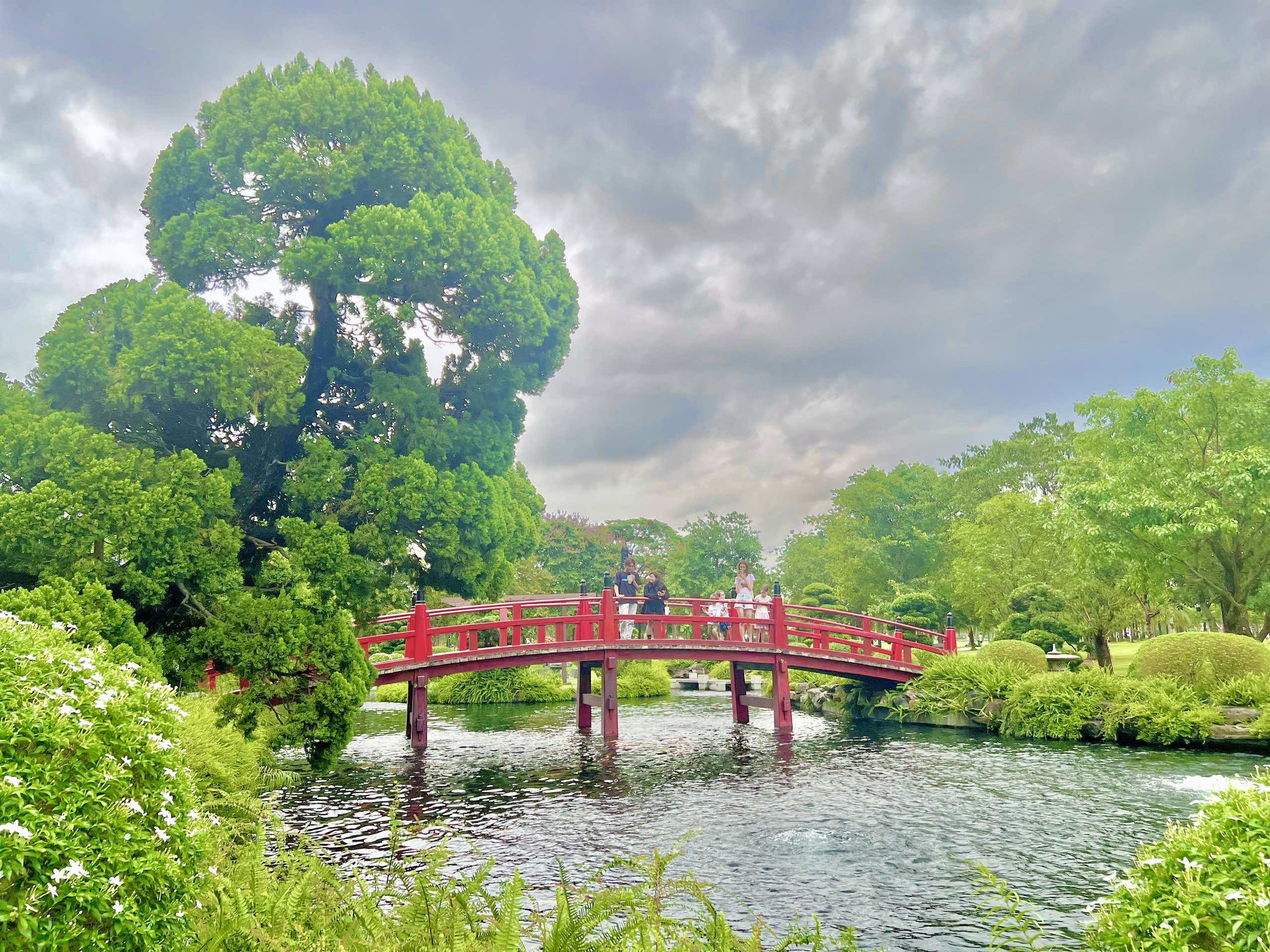 Hồ cá Koi xanh mát trong công viên Vinhomes Central Park, gần các căn hộ Landmark 6