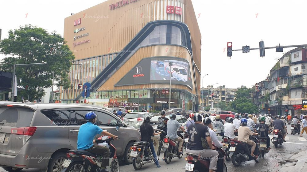 Honda giới thiệu mẫu xe trên màn hình LED Vincom Phạm Ngọc Thạch