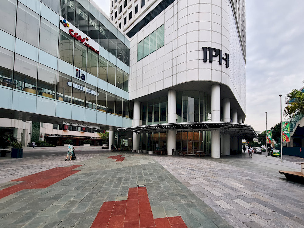 Indochina Plaza Hanoi với thiết kế mặt tiền kính hiện đại