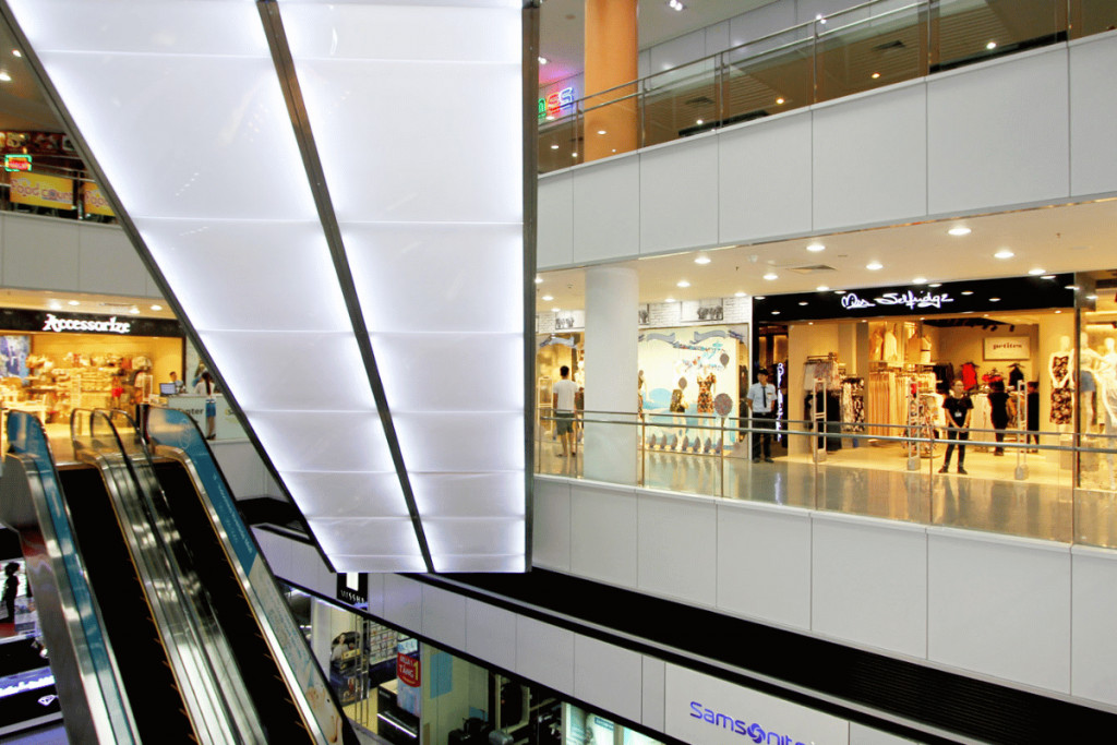 Indochina Riverside Mall với kiến trúc hiện đại nhìn ra sông Hàn
