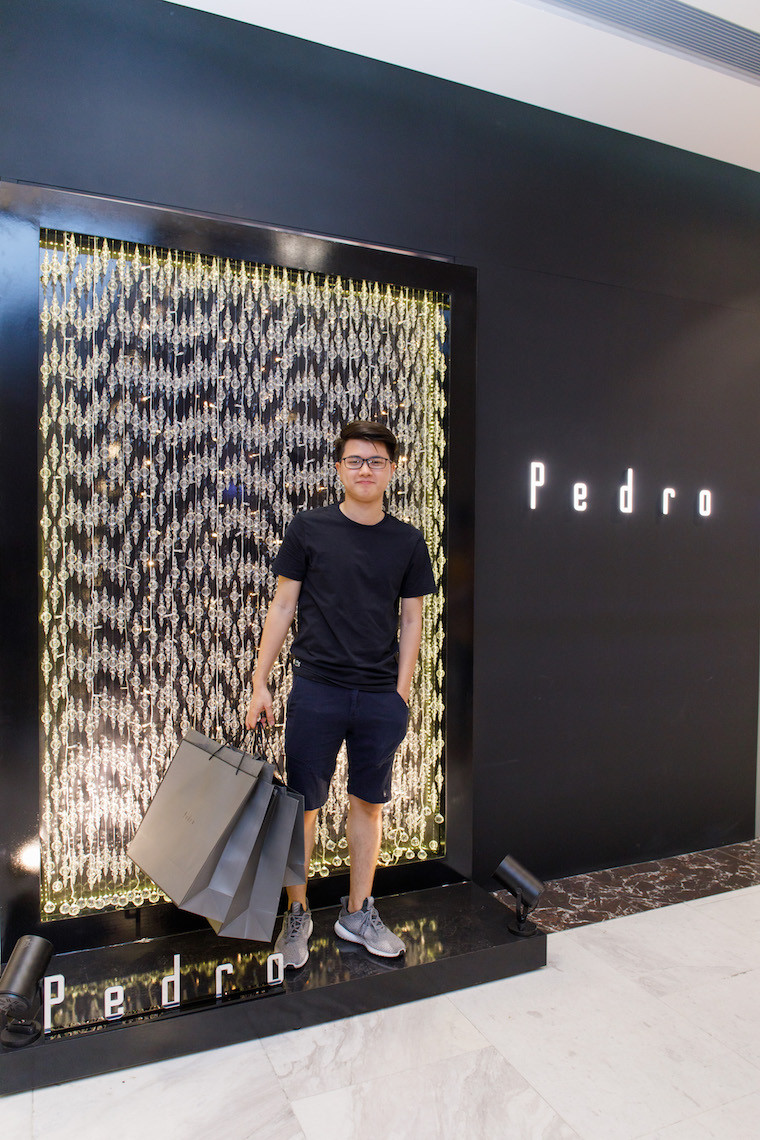 Khách hàng chụp ảnh lưu niệm tại photobooth trang trí pha lê lấp lánh trong sự kiện Pedro