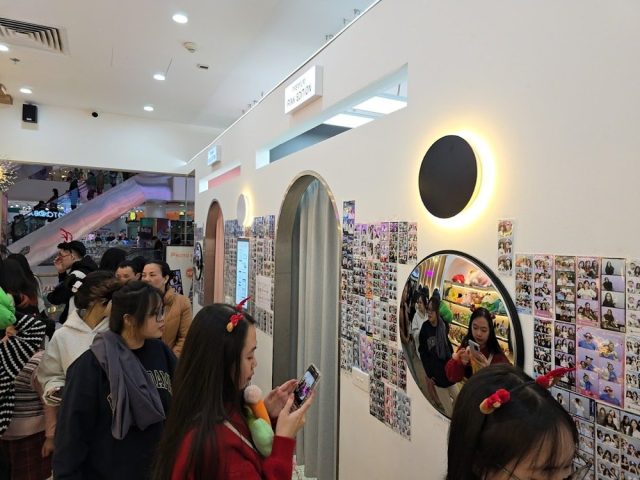 Khách hàng chụp ảnh tại photobooth Photo Easel Vincom Phạm Ngọc Thạch đông đúc