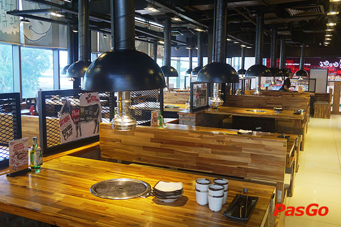 Khách hàng đang thưởng thức các món nướng tại Gogi House Vincom Thủ Đức