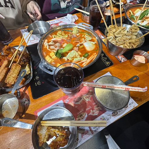 Khách hàng đang thưởng thức trải nghiệm buffet lẩu tokbokki tại Dookki Vincom Bắc Ninh với không khí ấm cúng.