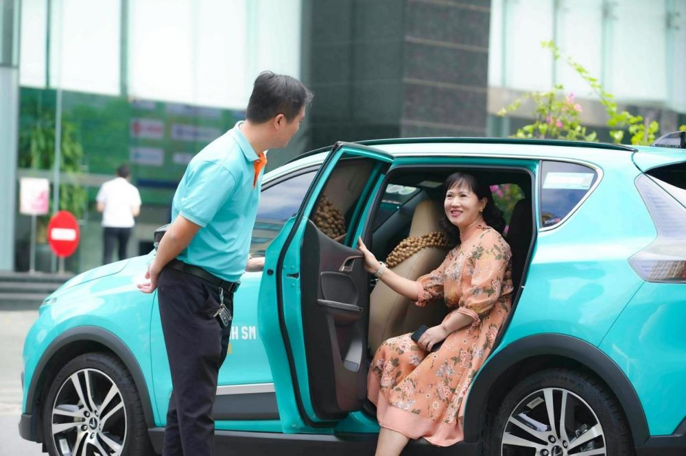 Khách hàng sử dụng dịch vụ taxi điện Xanh SM trước Vincom Cộng Hòa.