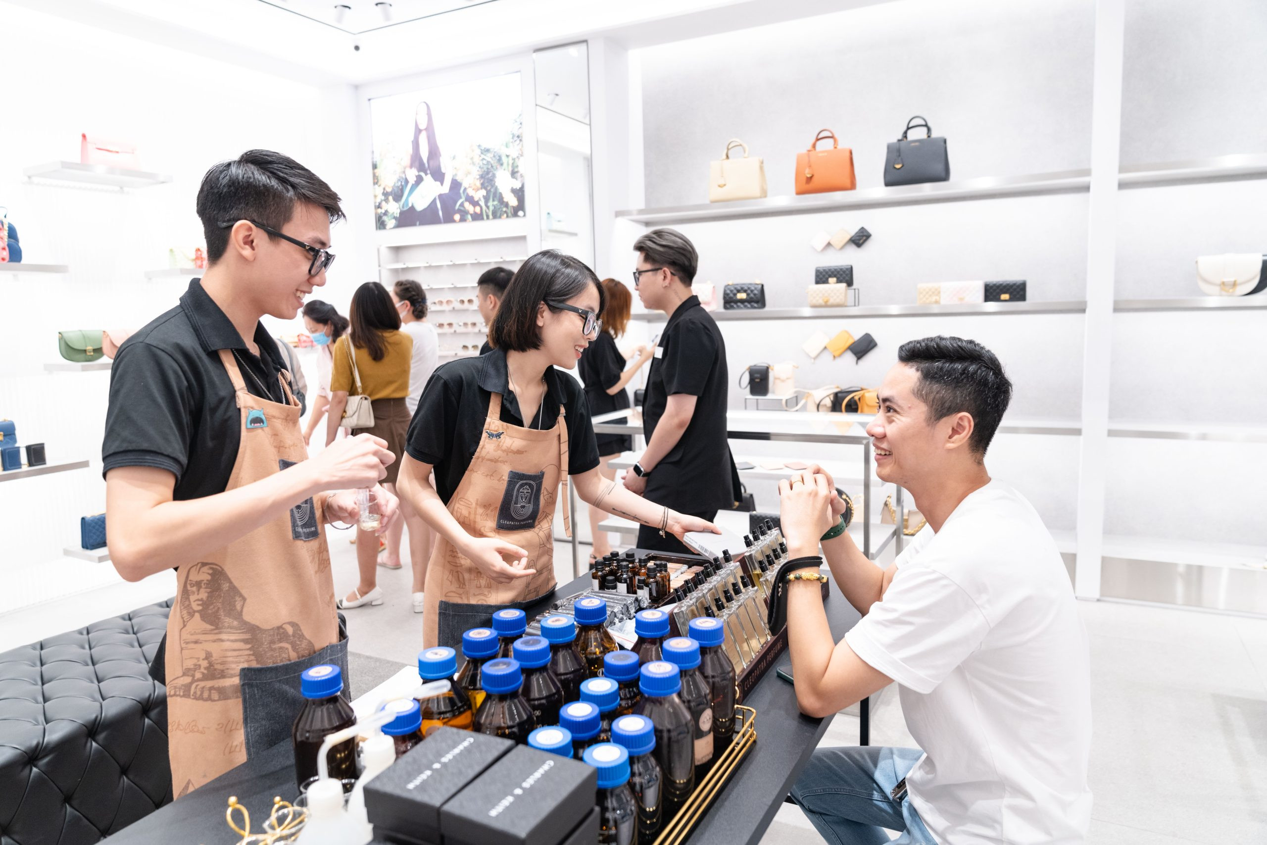 Khách hàng trải nghiệm pha chế nước hoa cá nhân tại sự kiện CHARLES &amp; KEITH