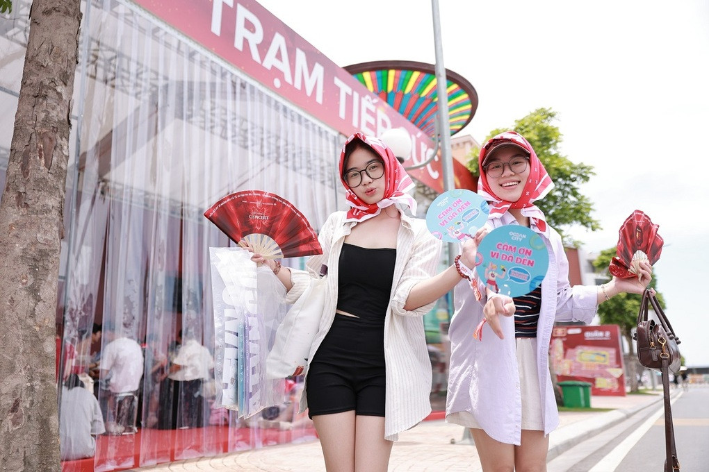 Khách hàng trẻ tuổi hào hứng với sự kiện tại Vincom Mega Mall Ocean City.