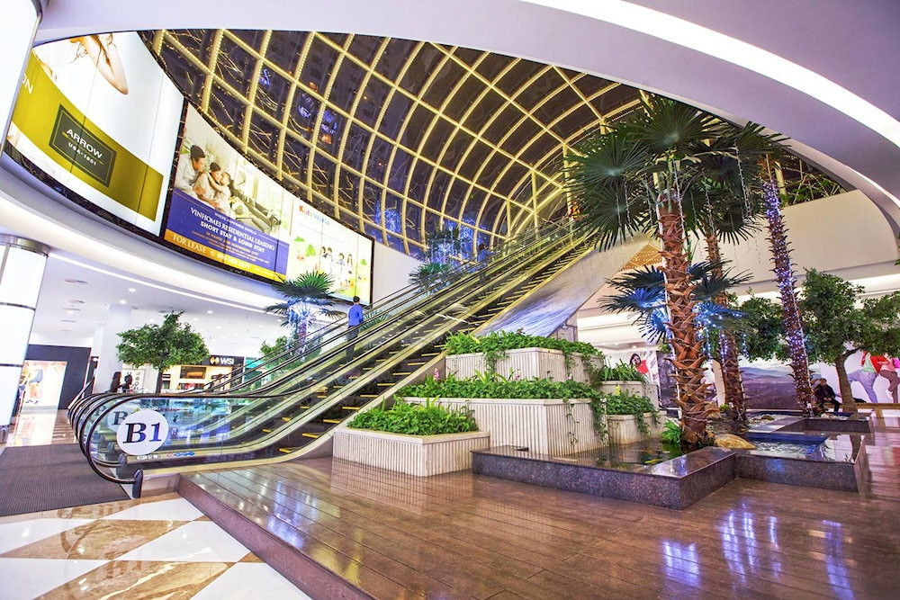 Không gian mua sắm hiện đại tại Vincom Mega Mall Times City với nhiều thương hiệu