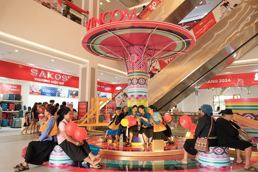Không gian thiết kế mang đậm bản sắc văn hóa Đông Bắc Bộ bên trong Vincom Plaza Hà Giang, bổ sung cho trải nghiệm ngoài việc đi xem phim Vincom Hà Giang