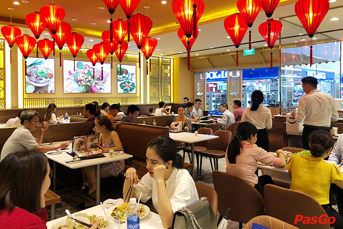 Khu vực bàn ăn ấm cúng và hiện đại tại Hue Delights Landmark 81, phục vụ khoảng 120 khách