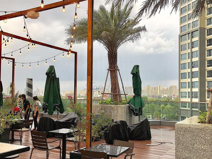 Khu vực ban công ngoài trời thư giãn của Phúc Long cafe Landmark 81