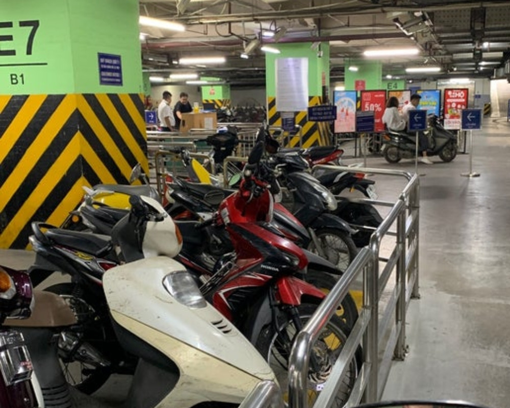 Khu vực gửi xe dưới hầm tại Vincom Bà Triệu dành cho ô tô và xe máy, đảm bảo an ninh