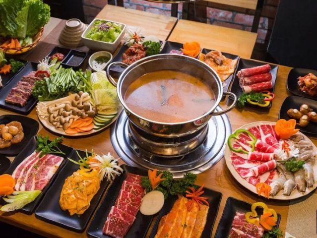Khu vực lẩu băng chuyền Kichi Kichi tại Vincom Plaza Buôn Ma Thuột