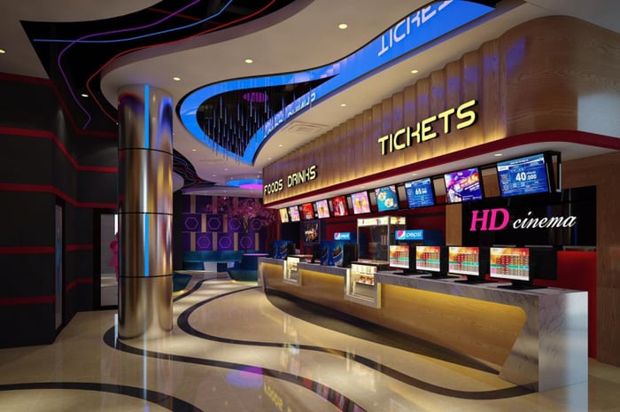 Khu vực quầy vé và sảnh chờ rộng rãi của Beta Cineplex Biên Hòa