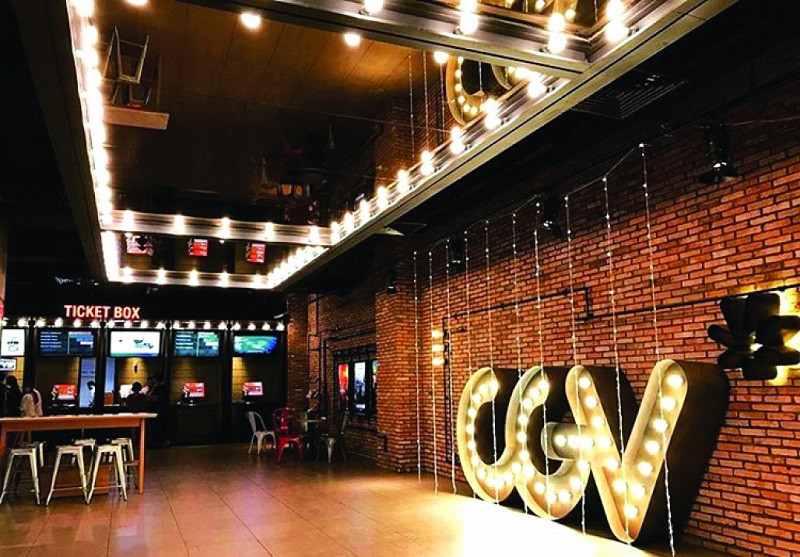 Khu vực sảnh chờ hiện đại và sang trọng của rạp CGV Vincom Bà Triệu