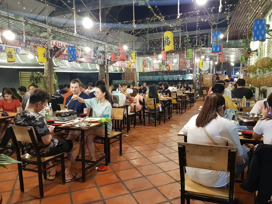 Khu vực trưng bày đồ ăn tại Xóm Nướng Quê Nhà