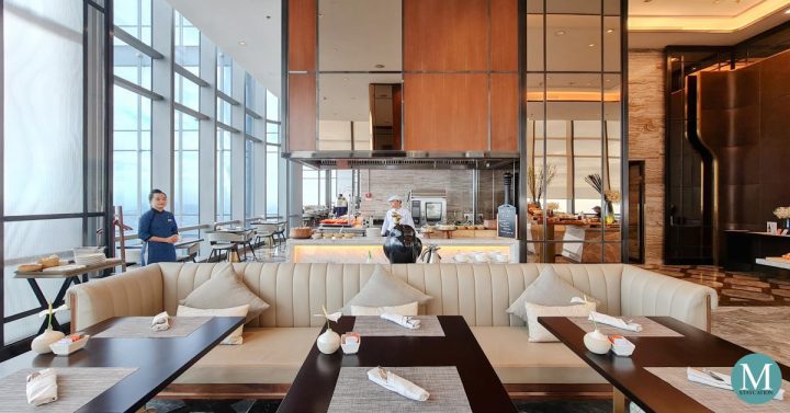 Khu vực tự chọn các món ăn tươi ngon tại bữa sáng buffet Landmark 81