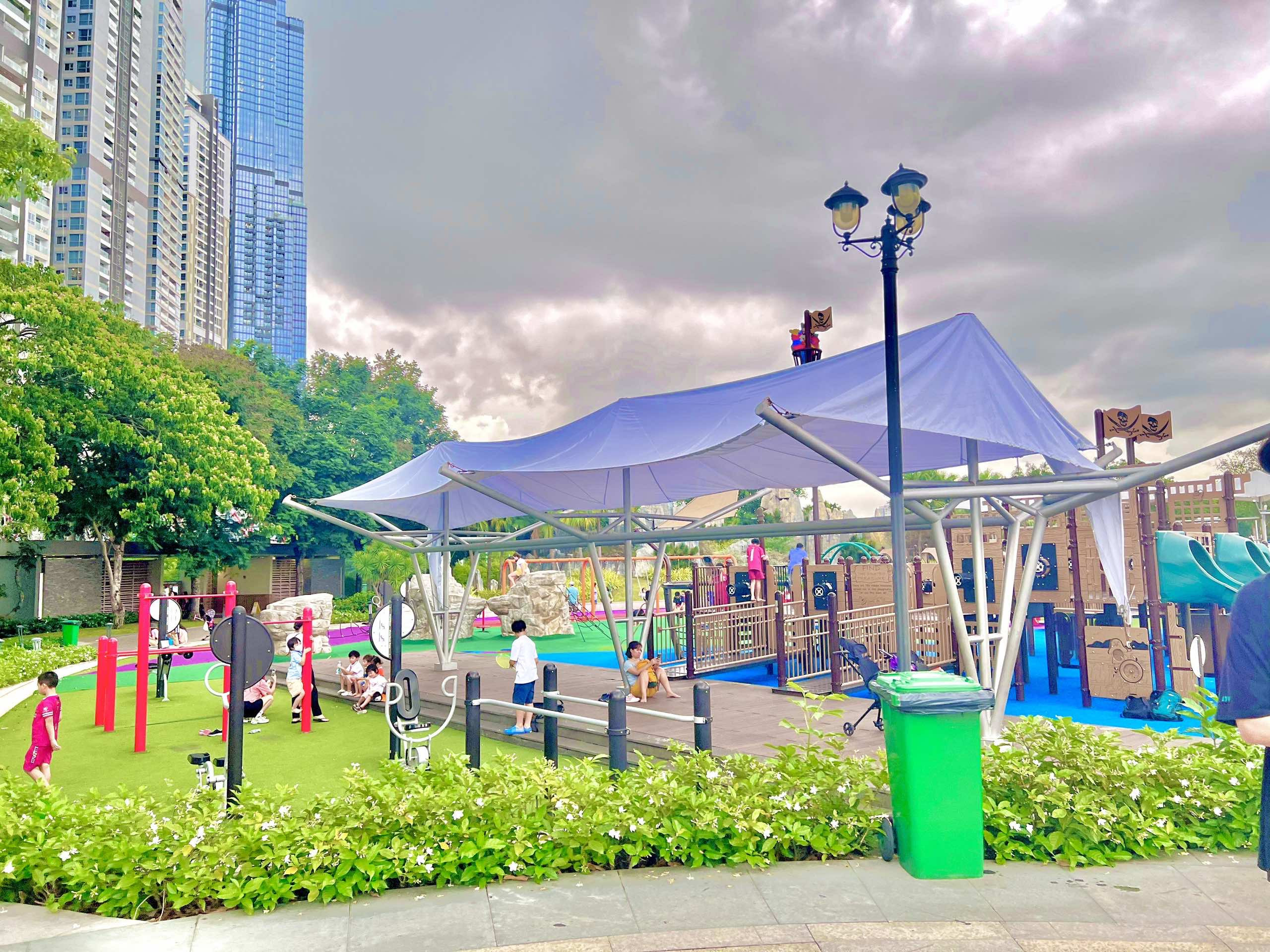 Khu vui chơi trẻ em hiện đại tại Vinhomes Central Park, một tiện ích gần căn hộ Landmark 6