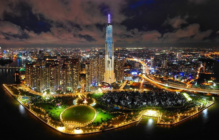 Khung cảnh công viên Landmark 81 lung linh ánh đèn về đêm, tạo nên vẻ đẹp huyền ảo