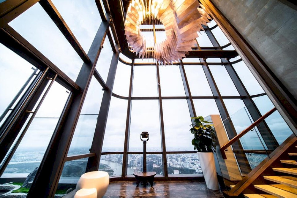 Khung cảnh Thành phố Hồ Chí Minh nhìn từ đài quan sát Landmark 81 Skyview vào ban đêm, rực rỡ ánh đèn.