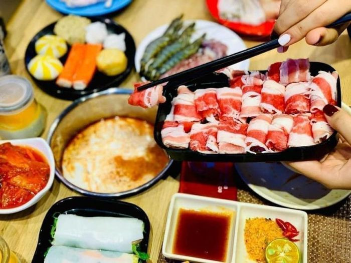 Kichi-Kichi với các món nhúng trên băng chuyền