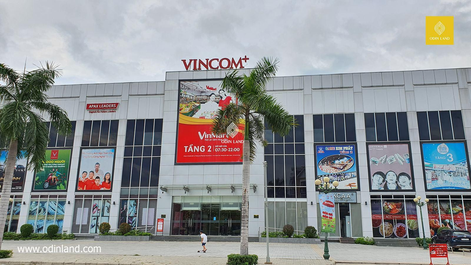 Kiến trúc hiện đại và mặt tiền nổi bật của Vincom+ Nam Long về đêm