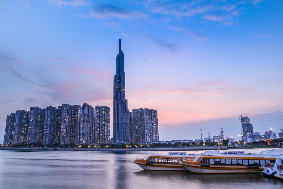 Landmark 81 nhìn từ xa, chỉ dẫn đường đi rõ ràng giữa không gian đô thị