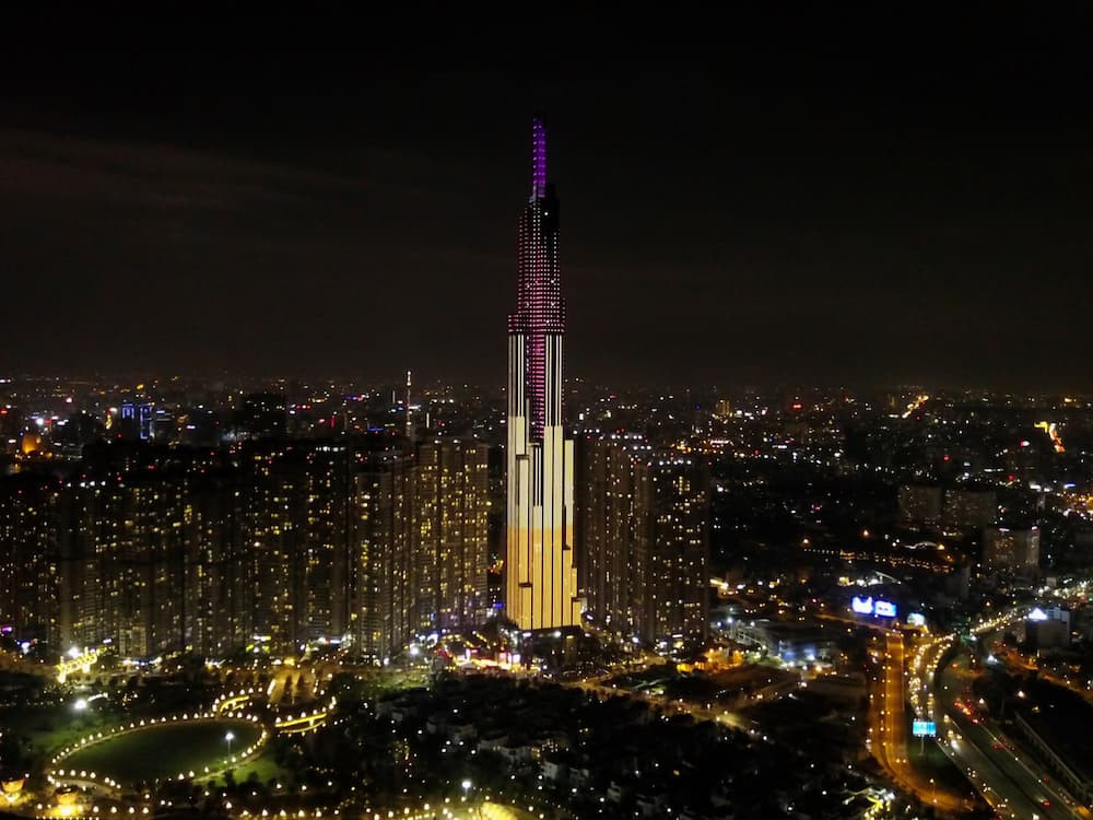 Landmark 81 rực rỡ ánh đèn về đêm, là biểu tượng của Sài Gòn hoa lệ, gợi mở những hoạt động giải trí trước giờ đóng cửa.
