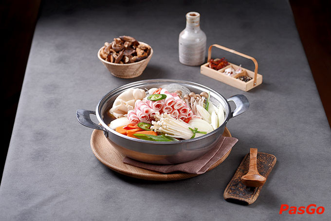 Lẩu nóng hổi kết thúc bữa tiệc nướng
