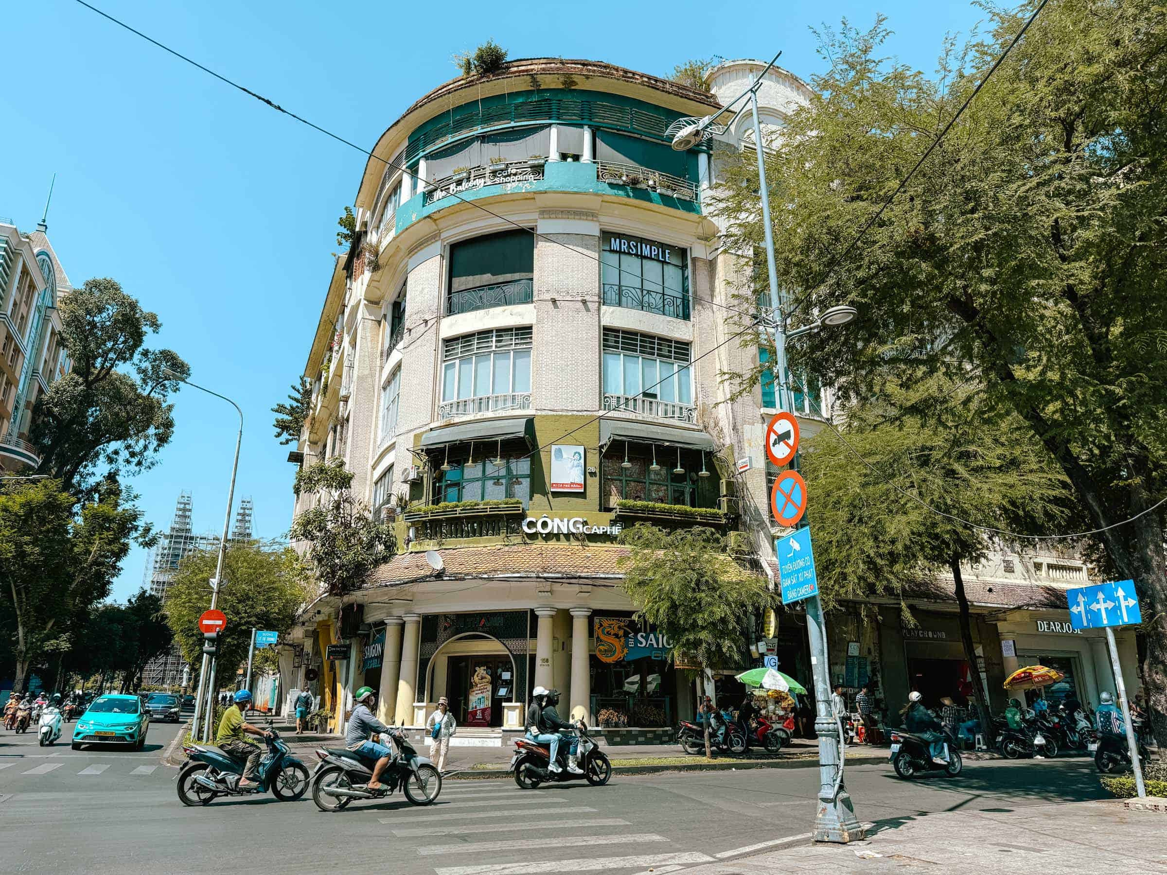 Lối vào một trong những cửa hàng boutique độc đáo tại khu chung cư 26 Lý Tự Trọng, Sài Gòn