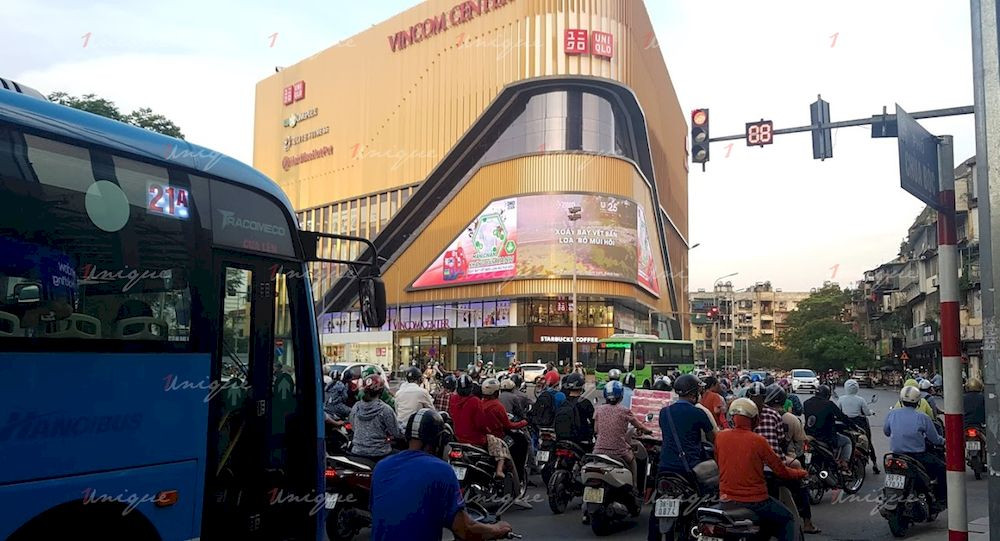 Lưu lượng giao thông đông đúc quanh Vincom Phạm Ngọc Thạch, nơi các thương hiệu cao cấp như Dior lựa chọn đặt cửa hàng