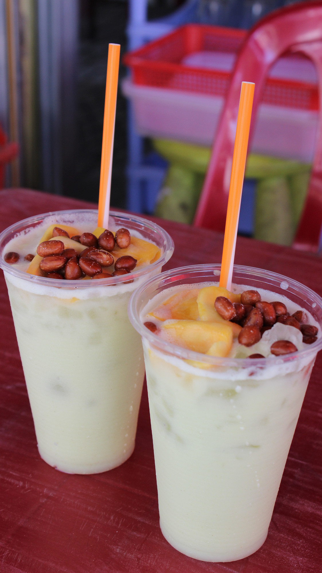 Ly nước mía Dì Đào "full topping" độc đáo với mít và đậu phộng, thức uống giải khát mát lạnh tại Mỹ Tho.