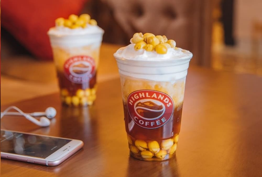 Ly trà sen vàng thanh mát, thức uống được yêu thích tại Highlands Coffee Vincom Cộng Hòa.