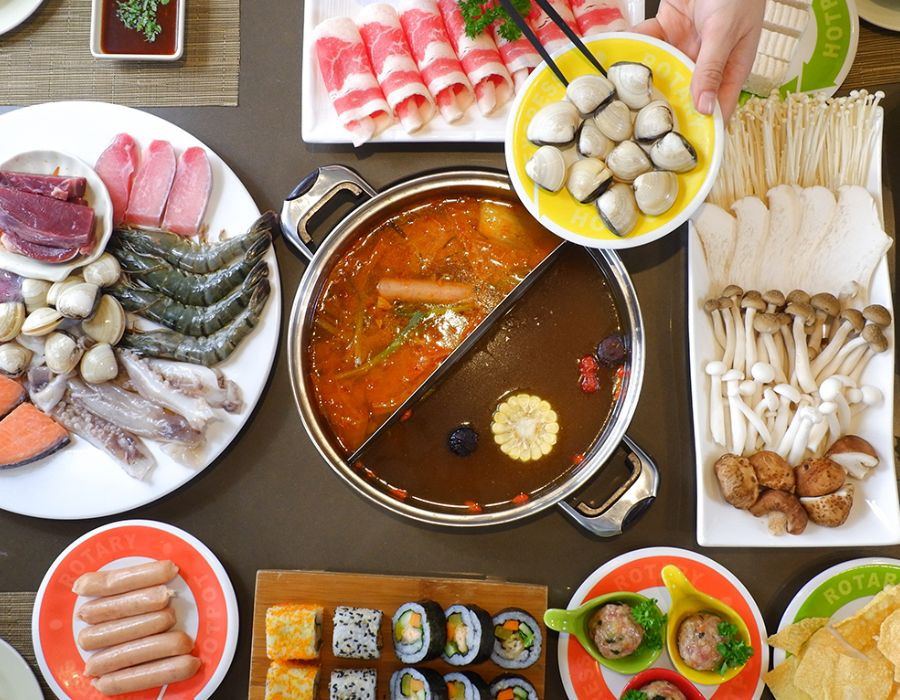 Mâm lẩu hai ngăn đa dạng tại siêu thị Vincom Sóc Trăng