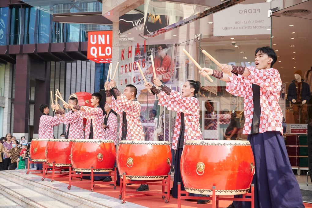 Màn biểu diễn trống Taiko mở màn sự kiện khai trương Uniqlo Vincom Bà Triệu