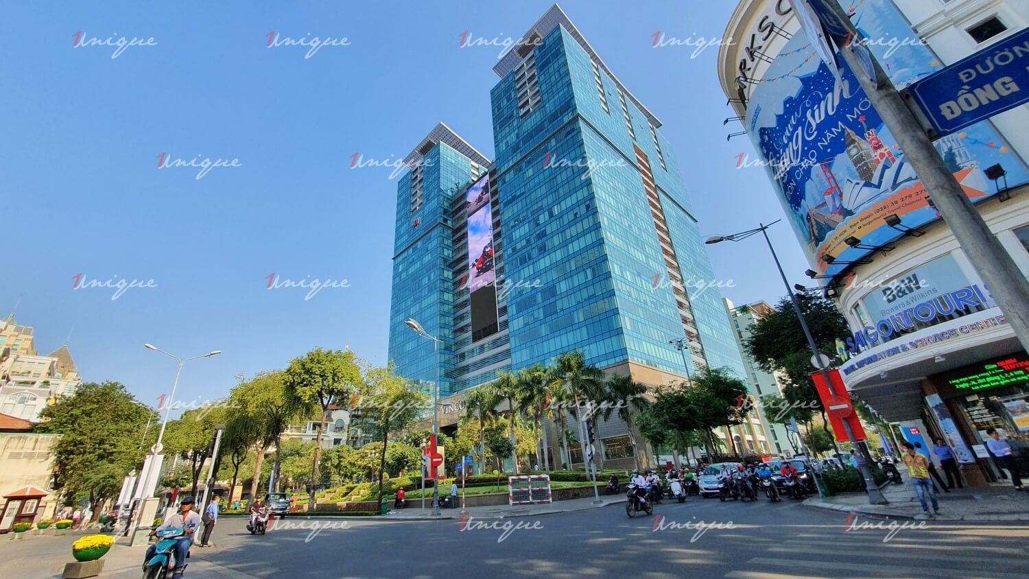 Màn hình LED quảng cáo khổng lồ tại Vincom Đồng Khởi