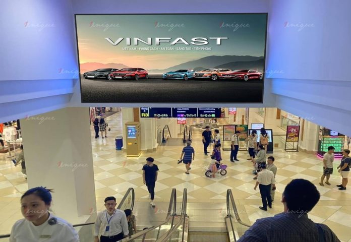 Màn hình LED quảng cáo tại Vincom Mega Mall Royal City Hà Nội trên thang cuốn
