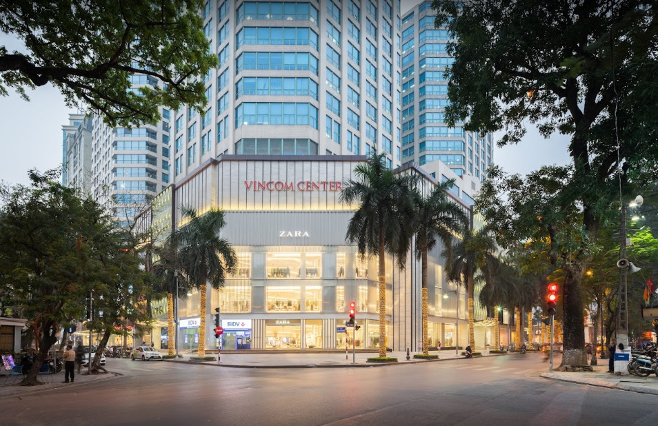 Mặt ngoài lung linh của Vincom Center Hà Nội