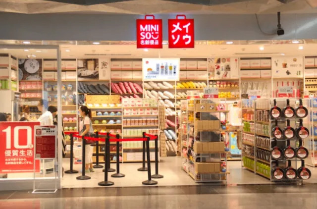 Mặt tiền cửa hàng Miniso Vincom Dĩ An với thiết kế hiện đại và thu hút