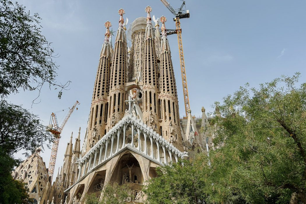 Mặt tiền Passion của Sagrada Família, nhà thờ độc đáo ở Barcelona