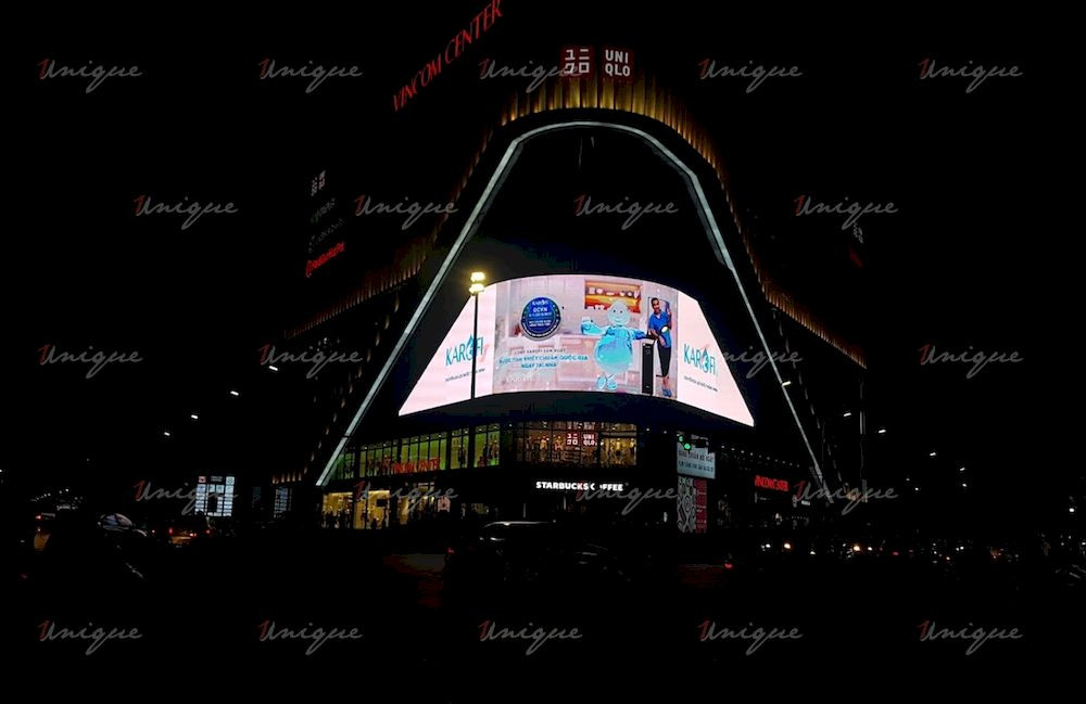 Máy lọc nước Karofi trên màn hình LED Vincom Phạm Ngọc Thạch
