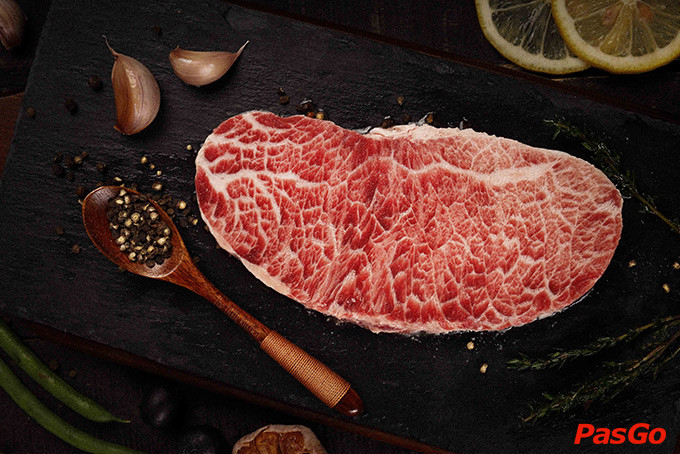 Món bít tết Pháp đặc trưng với bơ Café de Paris tại Le Monde Steak