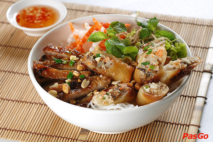 Món bún thịt nướng chả giò ngon miệng tại Hue Delights, phù hợp khẩu vị nhiều lứa tuổi