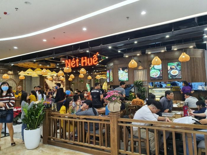 Món nem lụi hấp dẫn tại nhà hàng Nét Huế, một trải nghiệm ẩm thực Việt Nam đặc sắc ở Vincom Mega Mall Smart City