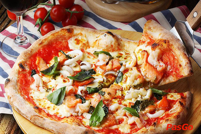 Món pizza Pesto Seafood tại Basta Hiro Vincom Center Đồng Khởi với hải sản tươi ngon, hấp dẫn.