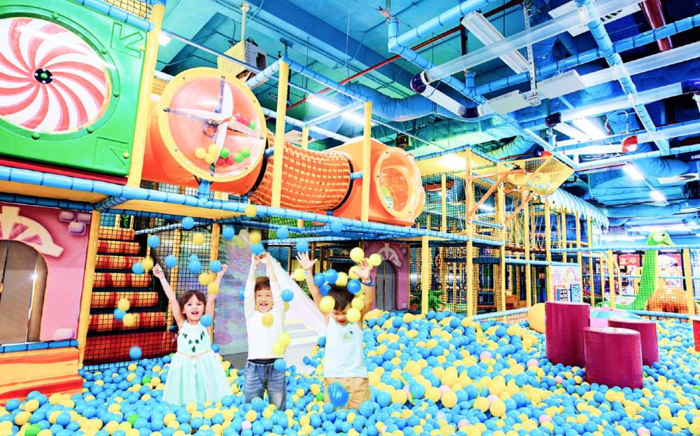 Một phụ huynh đang nắm tay một em bé nhỏ tại khu vui chơi TiNiWorld, minh họa cho việc cha mẹ nên tìm hiểu kỹ các địa điểm vui chơi cho trẻ nhỏ trước khi đi.