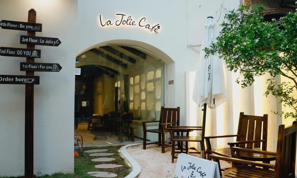 Một quán cafe đường Nguyễn Chí Thanh Hà Nội với 4 tầng siêu thoáng mát và nhiều góc chụp hình đẹp