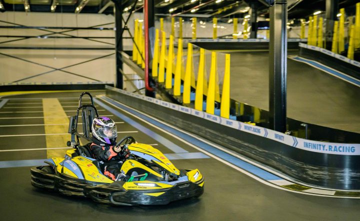 Một tay đua điều khiển xe go-kart điện trên đường đua xuyên tầng tại Infinity Racing Vincom Thảo Điền